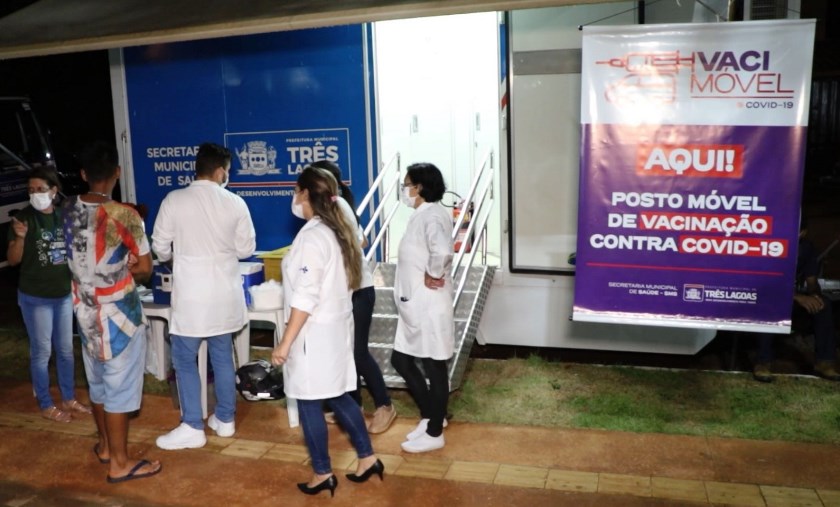 Vacimóvel esteve na inauguração da praça de lazer no bairro Jardim das Acácias, na noite de quinta-feira (25). - Divulgação/Assessoria