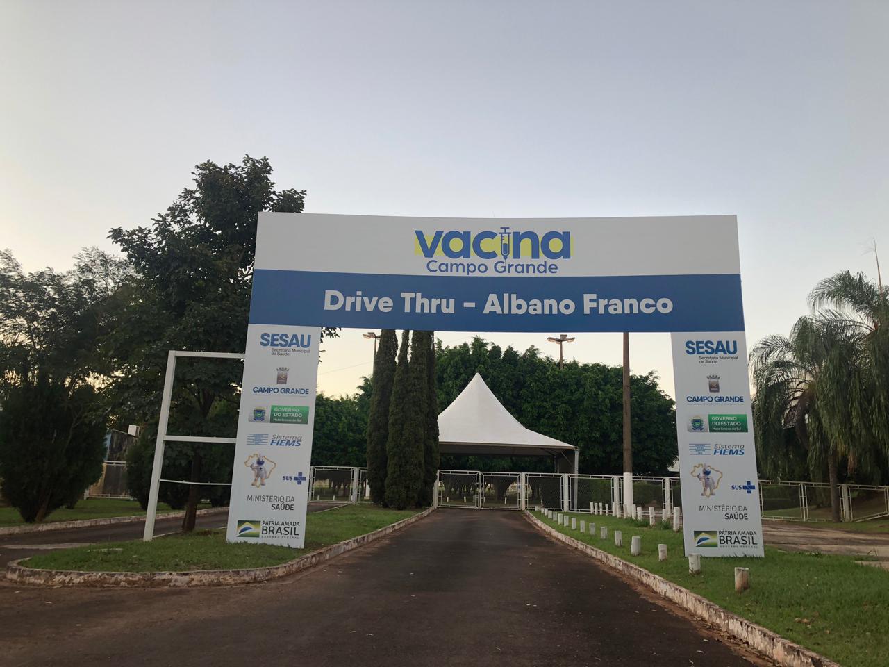 Albano Franco é um dos pontos de vacinação contra covid-19 em Campo Grande e aplicação é feita em sistema de drive-thru. - Foto: Isabelly Melo