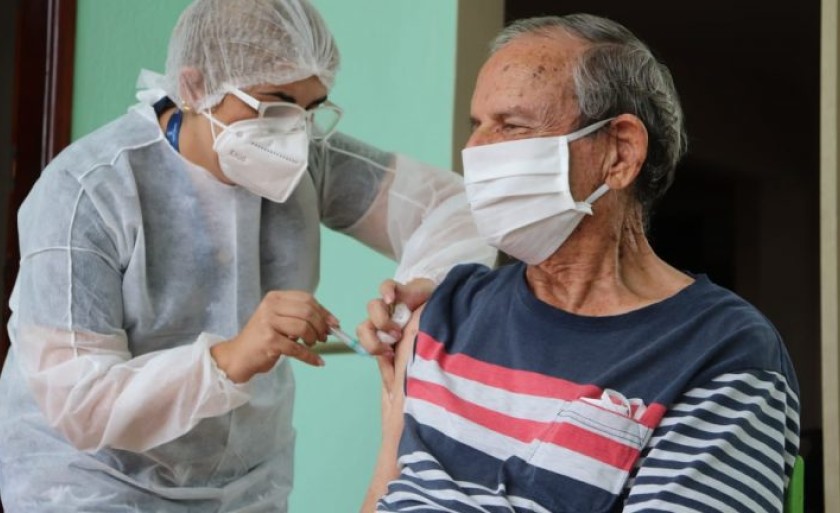 Sesau disse que aguarda novo lote de vacina para dar continuidade na imunização de pessoas com 65 anos nascidas depois de julho. - Foto: Divulgação