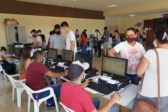 Populares foram até a central de vacinação para garantir a dose de reforço - Carlos Monfort