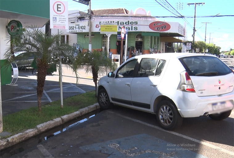 A maioria dos motoristas infratores estacionou em vagas destinadas aos motoristas com portadores de deficiência - Reprodução/TVC HD