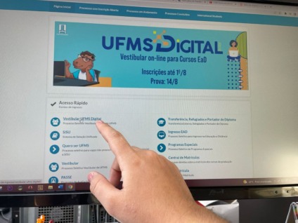 São três cursos de graduação on-line, com taxa única de R$ 65 - Foto: Isabelly Melo/CBN CG