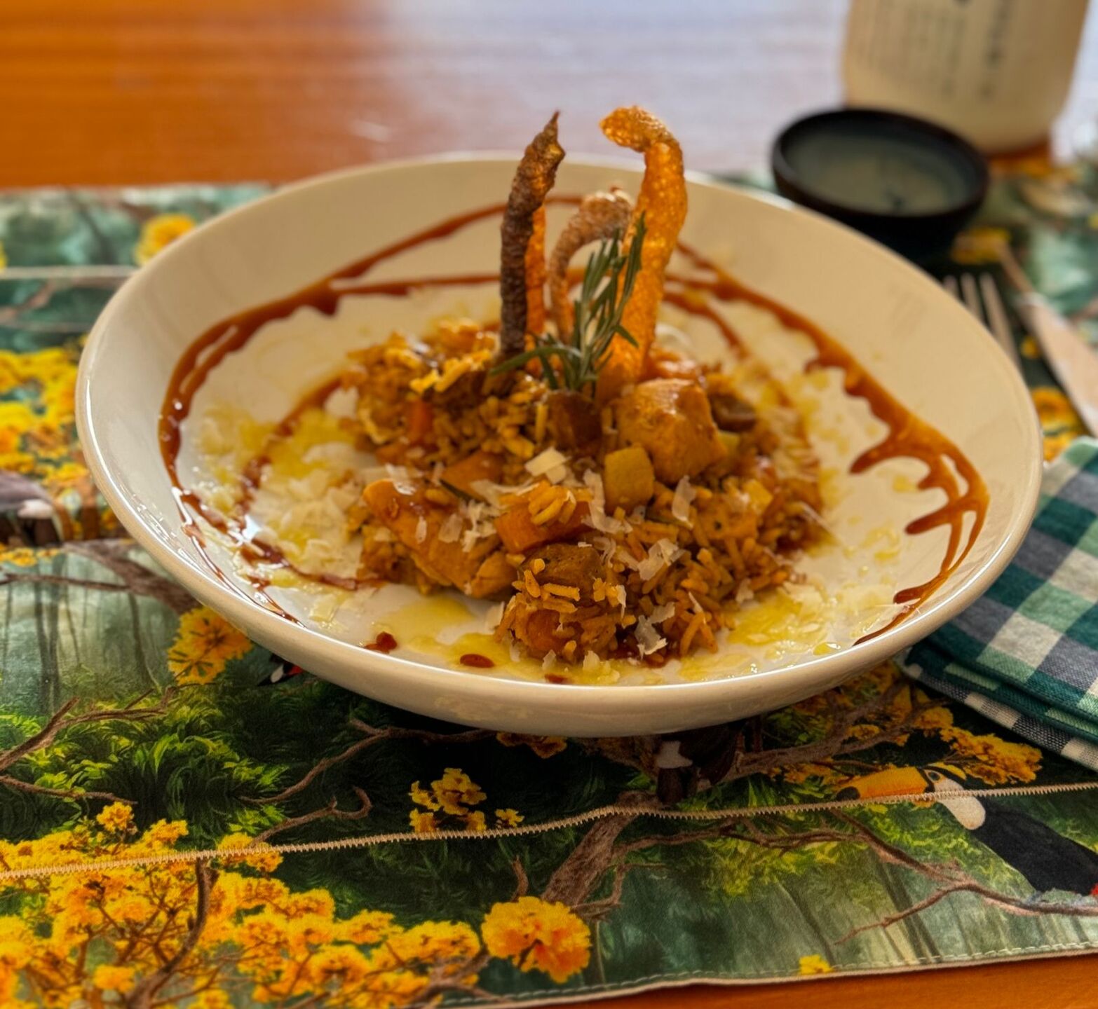 A base da galinhada é o arroz, que é cozido junto com pedaços de frango, geralmente desossados - Foto:Chef Paulo Machado