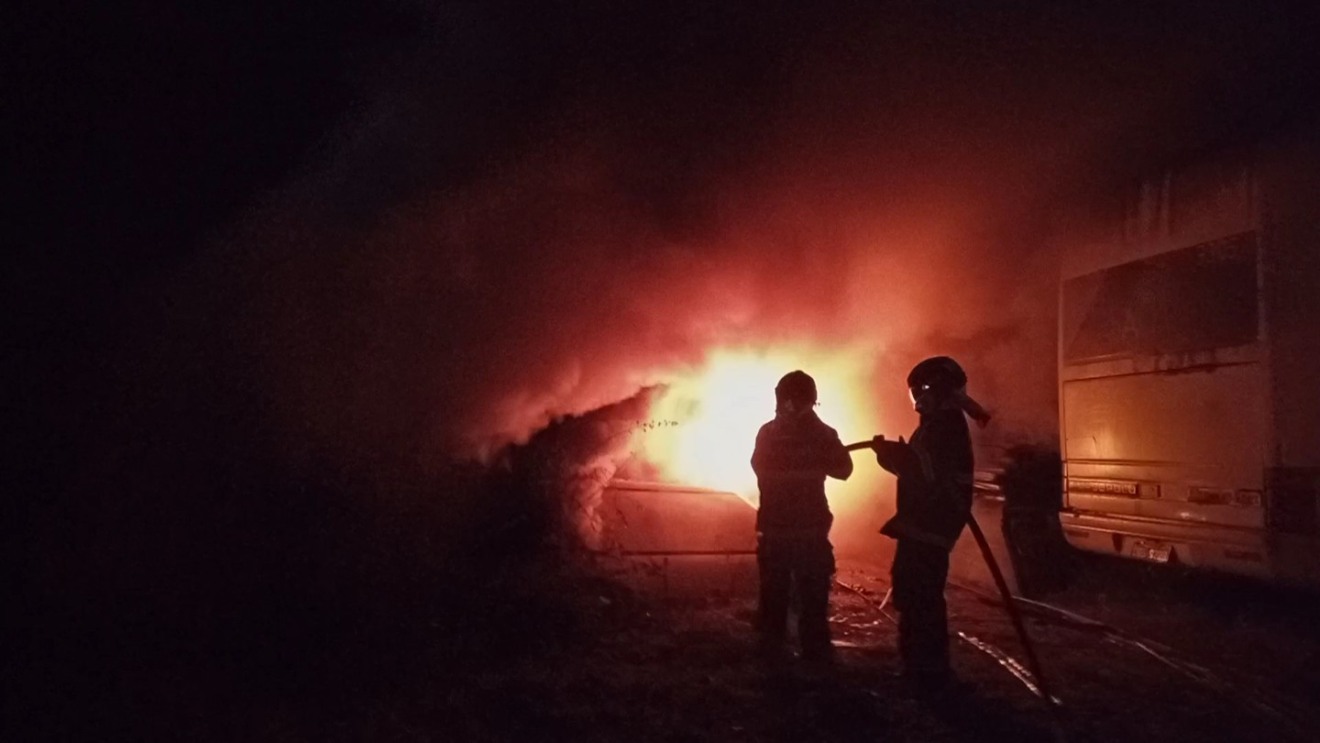 Incêndio destrói ônibus da antiga Viação São Luís - Alfredo Neto/JPNews