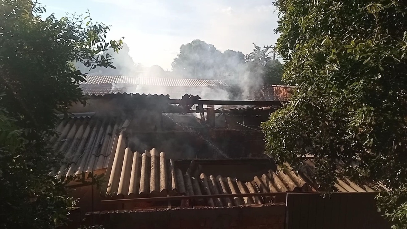 Incêndio destrói casa no bairro Guanabara - Alfredo Neto/JPNews