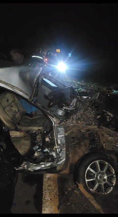 Colisão entre carro e carreta deixou uma pessoa morta e um ferido - Divulgação