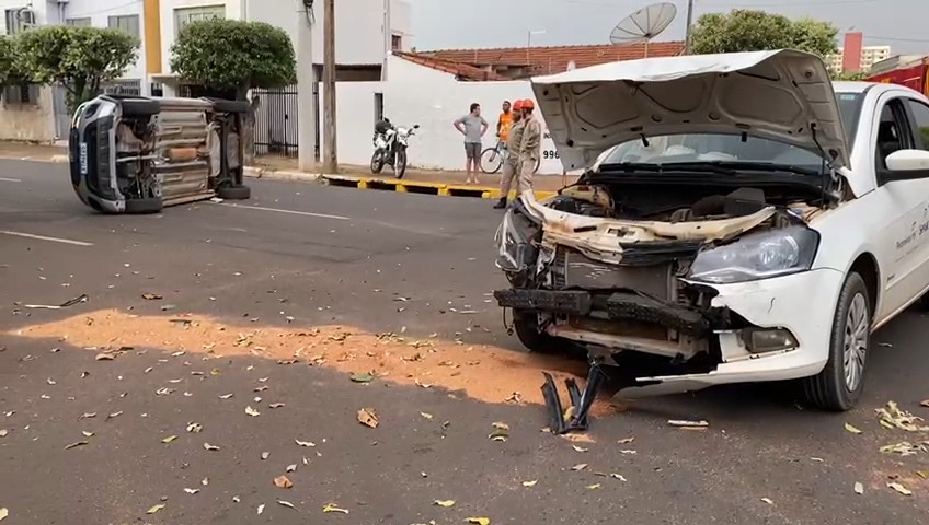 Com o impacto, o carro ficou tombado. Acidente aconteceu nesta quarta-feira (4), no centro de Três Lagoas. - Divulgação