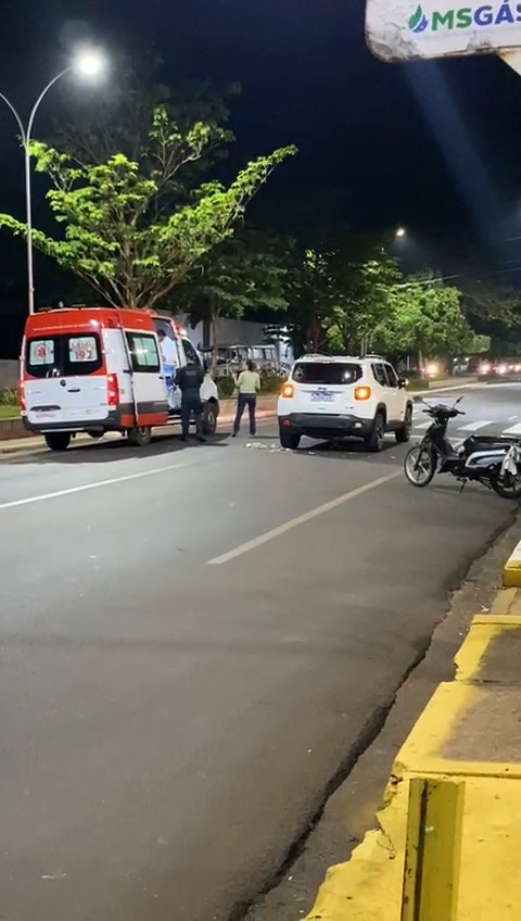 Carro teria parado para pedestre passar na faixa elevada e moto colidiu na traseira do veículo. - Divulgação