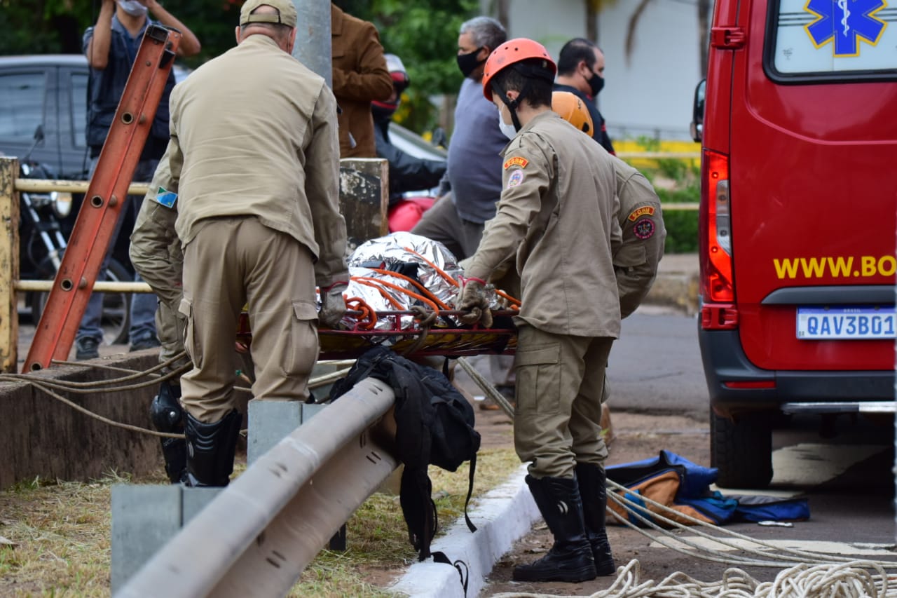 Vítima se desiquilibrou na grade de proteção do córrego - Foto: Vinicius Santana