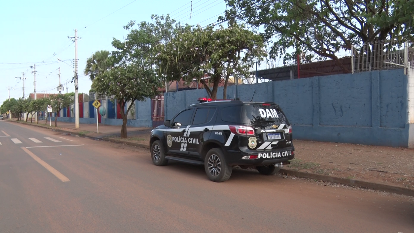 Polícia esteve na escola onde criança esteve antes de ser sequestrada - Reprodução/TVC