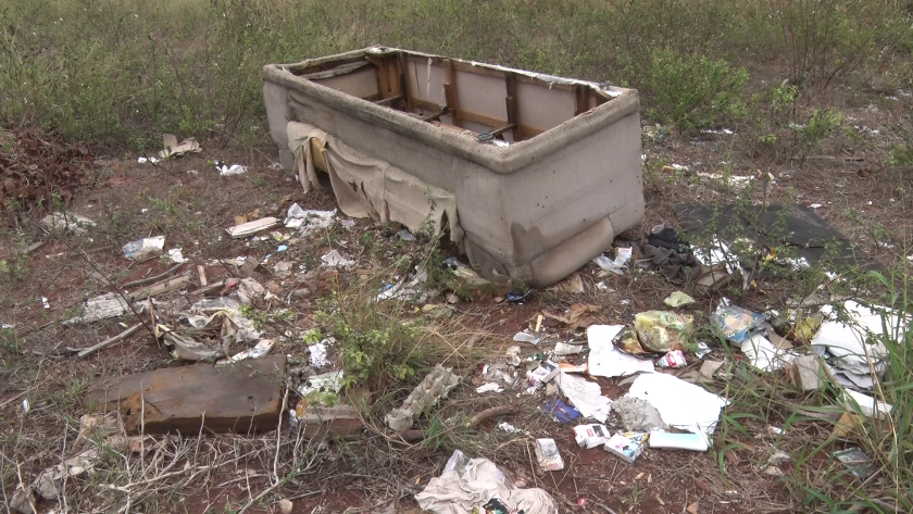 A situação de terrenos abandonados é comum nas ruas da cidade. - Reprodução/TVC