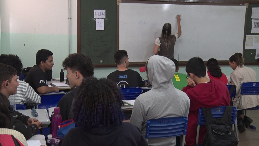 Programa visa oferecer educação em tempo integral e estimular desenvolvimento acadêmico. - Foto: Reprodução/TVC