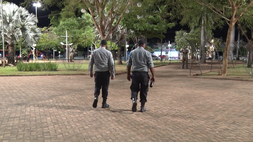 Dois vigias fazem a segurança no local para que as decorações possam ser inauguradas. - Foto: Reprodução/TVC