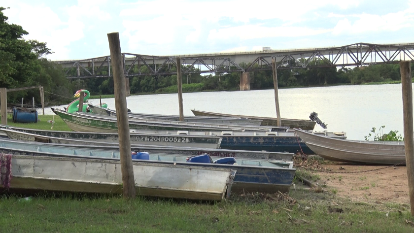 Os barcos, atualmente aportados, voltarão às atividades com o fim do período de defeso. - Foto: Reprodução/TVC