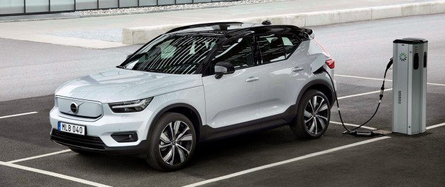 Carro elétrico Volvo XC40 recarregando - Foto: Divulgação