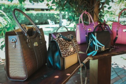As bolsas começam a ser vendidas hoje (17) e poderão ser adquiridas via instagram da marca. Saiba mais no @zanirfurtado. - Divulgação As bolsas começam a ser vendidas hoje (17) e poderão ser adquiridas via instagram da marca. Saiba mais no @zanirfurtado. - Divulgação