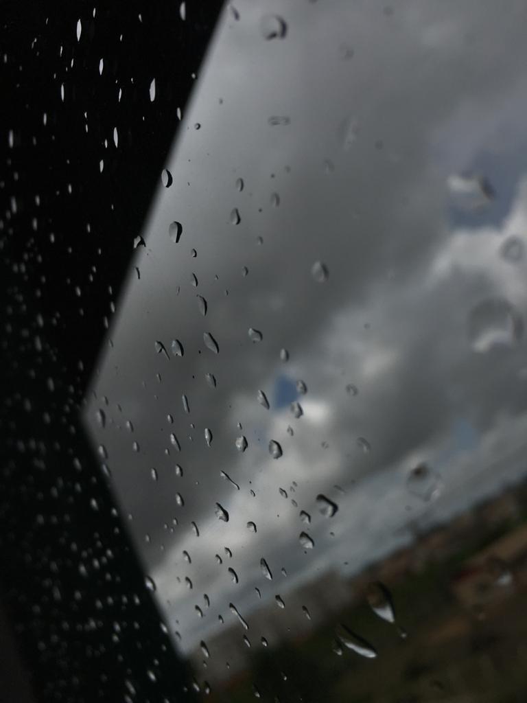 “Eu perdi o meu medo, o meu medo, o meu medo da chuva. Pois a chuva voltando prá terra trás coisas do ar. Aprendi o segredo, o segredo, o segredo da vida. Vendo as pedras que choram, sozinhas no mesmo lugar...” -Raul Seixas - Carol Beghelini/JPNews