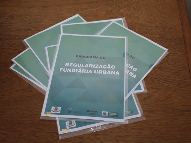 Vinte e cinco famílias receberam a matrícula de suas casas com a averbação da legitimação fundiária em seus nomes na última sexta-feira - DA REDAÇÃO