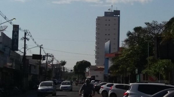 A bandeira laranja corresponde a grau médio de contaminação pela Covid-19 no novo mapa do Programa de Saúde e Segurança na Economia (Prosseguir). - ALEX SANTOS / JPNEWS