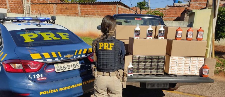 Os dois envolvidos, o veículo e a carga apreendida foram encaminhados para a Polícia Civil em Paranaíba. - DIVULGAÇÃO PMMS