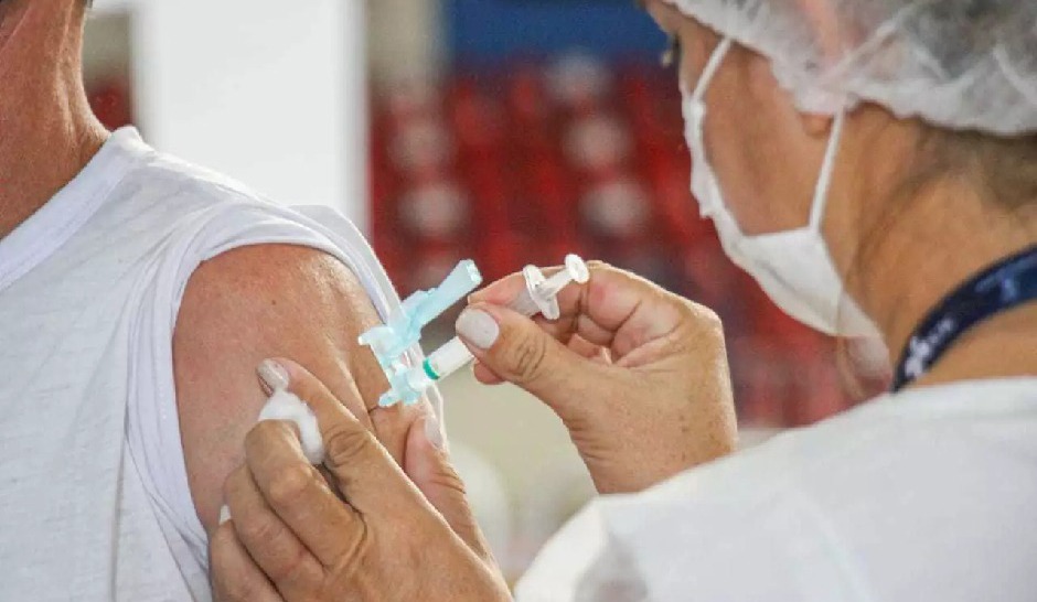 Entre os dias 6 e 8, sete unidade básicas e de saúde da família estarão abertas para vacinação contra Influenza e Covid-19 e testagem. O atendimento acontece das 7h às 17h, sem intervalo - Foto:Divulgação/SESAU