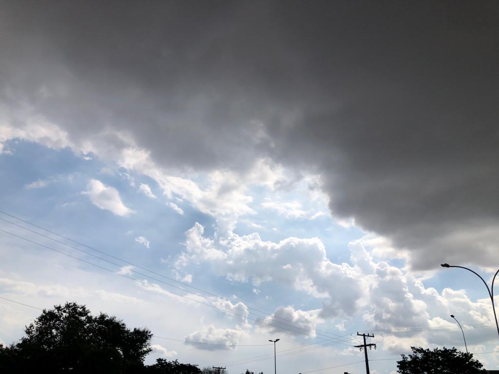 Previsão de chuva isolada para todas as áreas do estado. - Foto: Thais Cintra