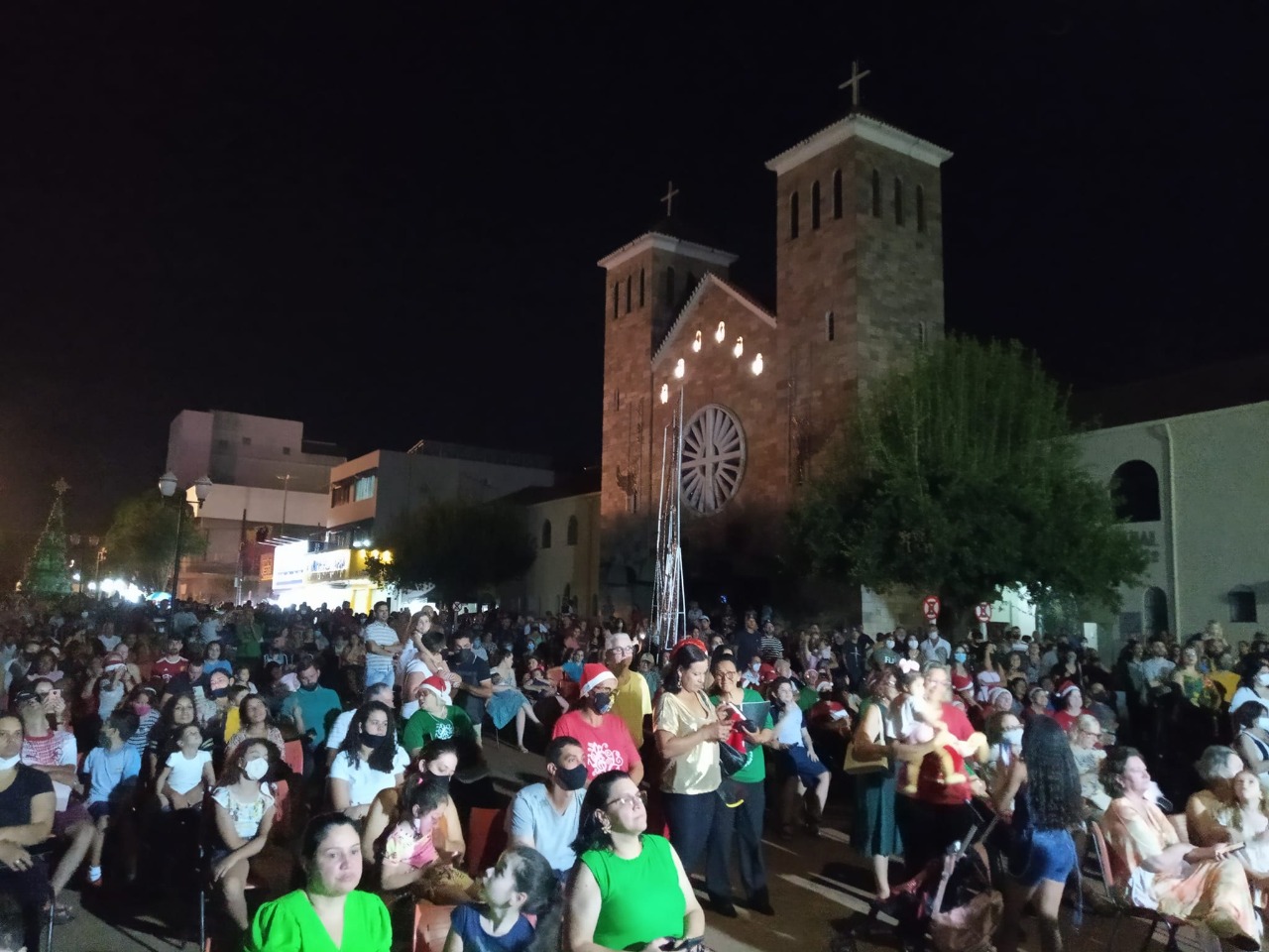 Multidão lotou principal praça da cidade - Izomar Galeano