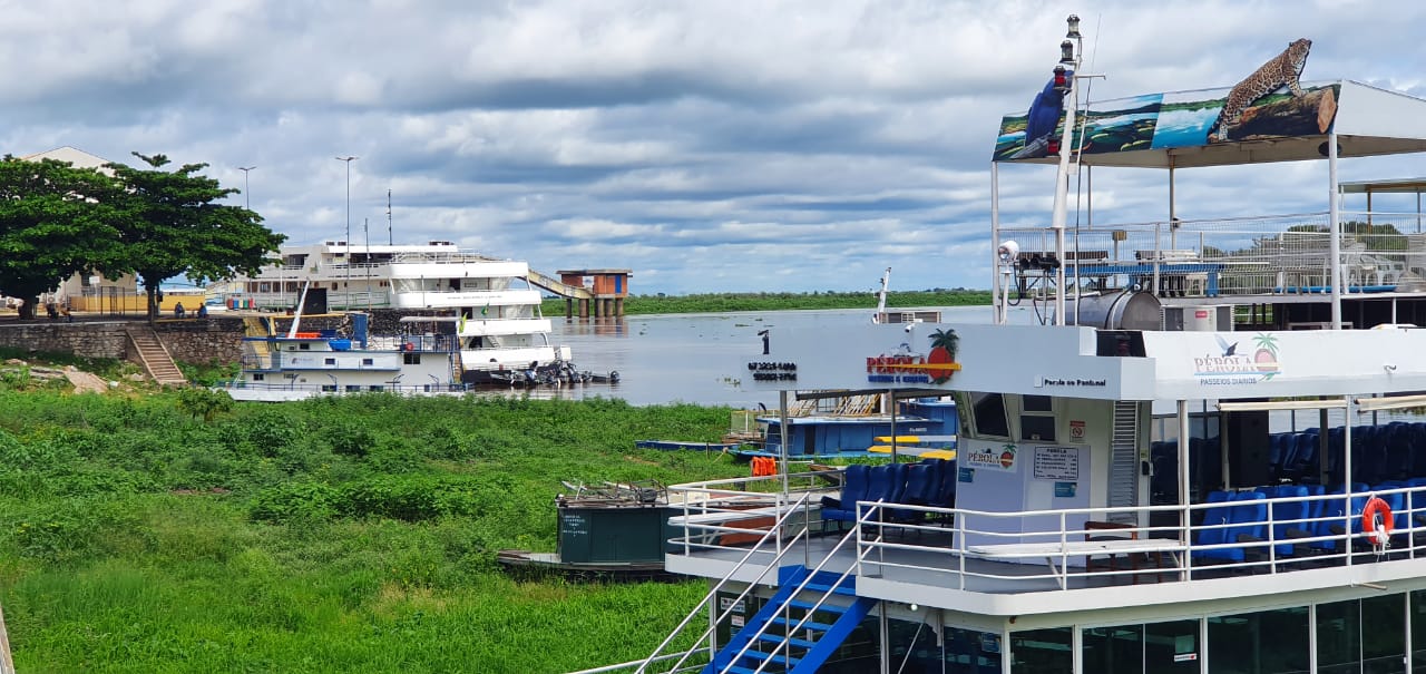 Barcos no rio Paraguai, em Corumbá. - Rodolfo César