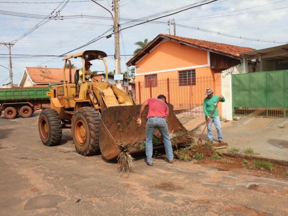 Mutirão de limpeza realiza no último final de semana, recolheu cerca de 60 caminhões de entulhos entre eles galhos de árvores, eletrodomésticos, móveis, entre outros entulhos descartados pela população - DIVULGAÇÃO