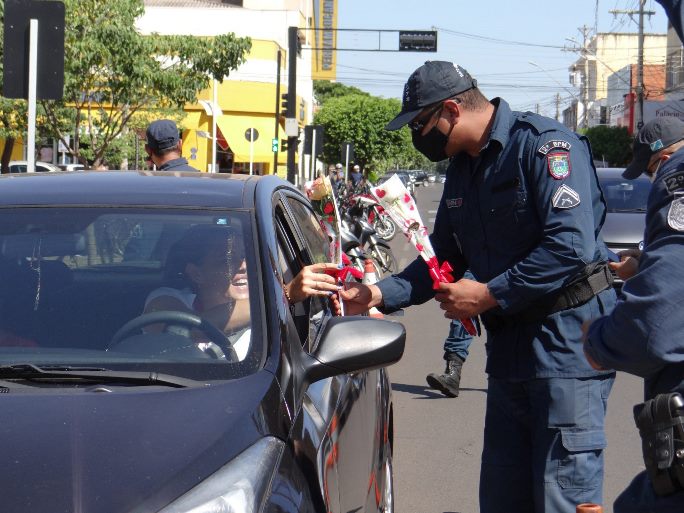 A "blitz" foi na rua Paranaíba, ao lado da praça Ramez Tebet. - Divulgação/PMMS