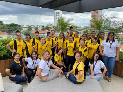 Voluntárias da institução e jovens da ONG Cidade dos Meninos - Foto: Divulgação NWADV