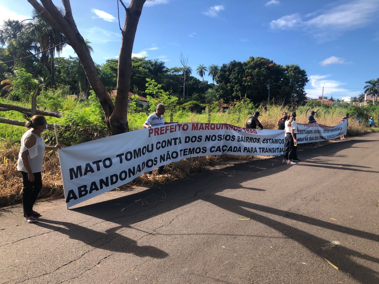 Nesta manhã (18), populares se reuniram com faixas para pedir limpeza em terrenos abandonados na região - Foto: Gerson Wassouf