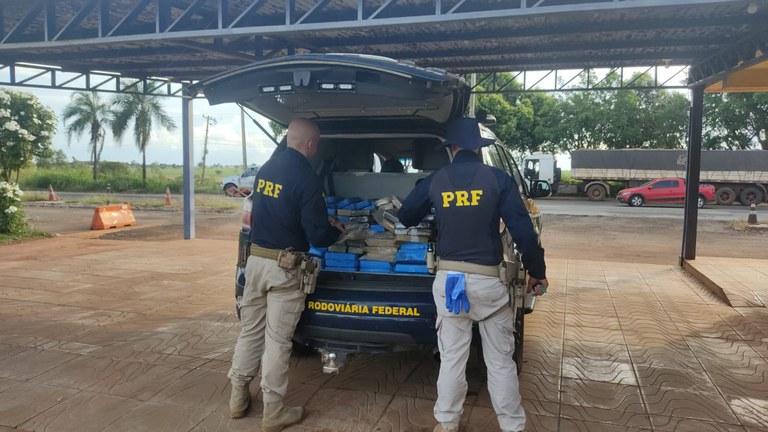 A Polícia Rodoviária Federal (PRF) apreendeu 182,7 Kg de cocaína e prendeu o homem que transportava a droga. - DIVULGAÇÃO