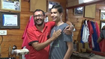O jovem, que viu muitas portas se fecharem por conta da sua idade, atualmente possui clientes fiéis. - Reprodução/TVC