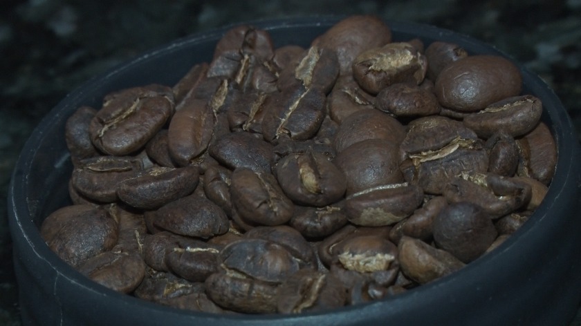 A bebida é conhecida por estar na casa da maioria dos brasileiros, e muitos dizem que não conseguem começar o dia sem um bom café. - Reprodução/TVC