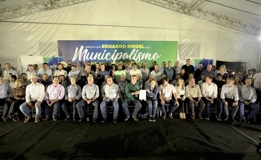 durante evento realizado nesta semana, 71 prefeitos declararam apoio a pré-candidatura de Eduardo Riedel ao governo - Divulgação