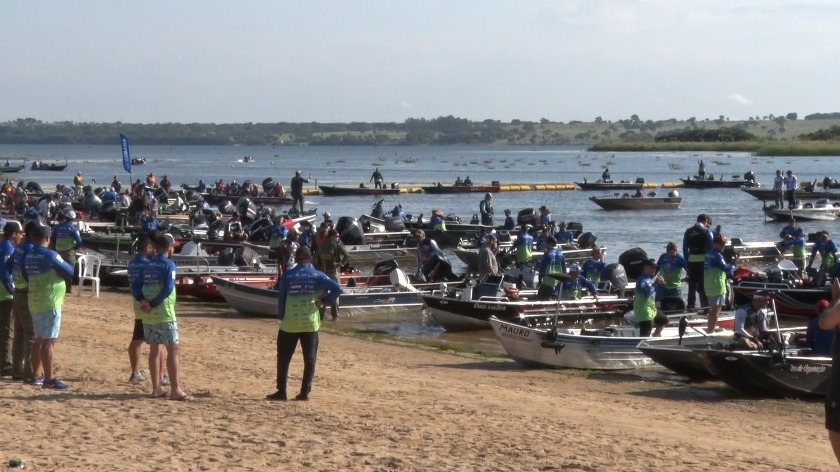 Paralisado por dois anos por conta da pandemia, o evento reuniu mais de 330 equipes de pescadores, no Balneário Municipal Miguel Jorge Tabox. - Reprodução/TVC