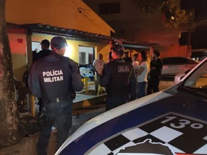 A equipe formada por policiais e conselheiros tutelares fizeram fiscalizações em vários locais durante a noite. - Divulgação/PM