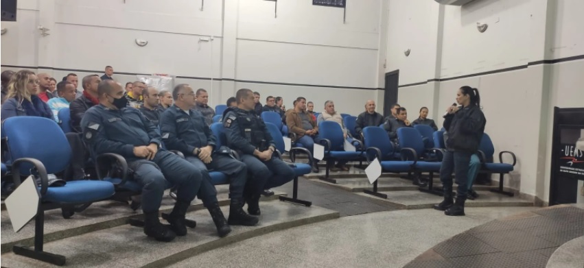 Policiais militares do 13º Batalhão participaram da palestra "Inteligência Emocional" de prevenção ao suicídio ministrada pela tenente-coronel PM Kátia Souza Santos - PMMS