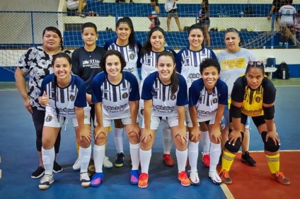 As treinadoras Angélica e Glau estão há mais de 15 anos a frente do futsal feminino voluntário em Três Lagoas - Divulgação/Assessoria