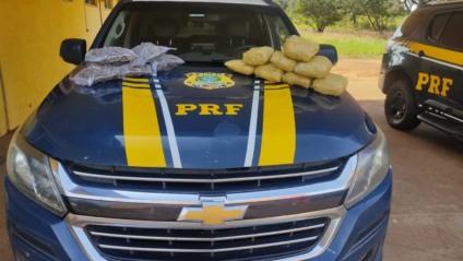 A mulher foi presa e encaminhada a Polícia Civil em Água Clara (MS), juntamente com a droga. - Divulgação/ PRF A mulher foi presa e encaminhada a Polícia Civil em Água Clara (MS), juntamente com a droga. - Divulgação/ PRF