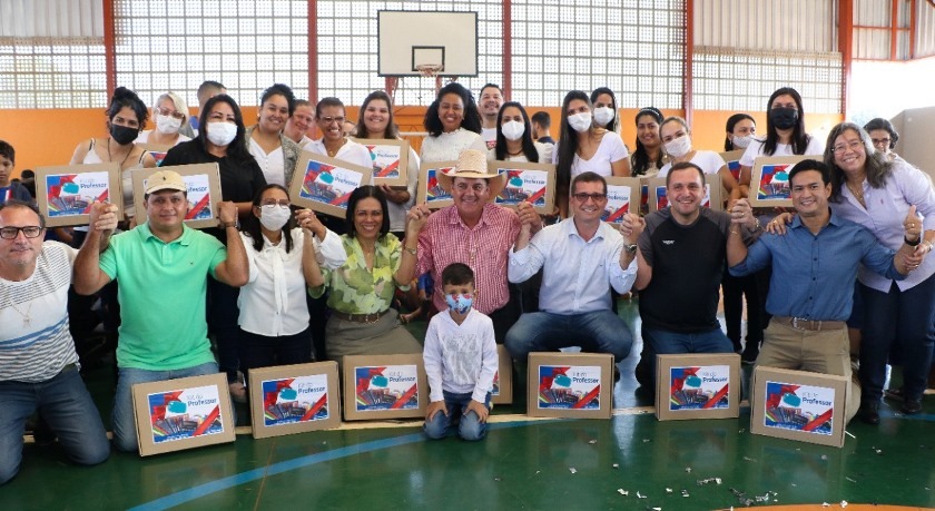 Os kits foram distribuídos simbolicamente para os professores da Escola Municipal "Elaine de Sá" - Divulgação/Assessoria