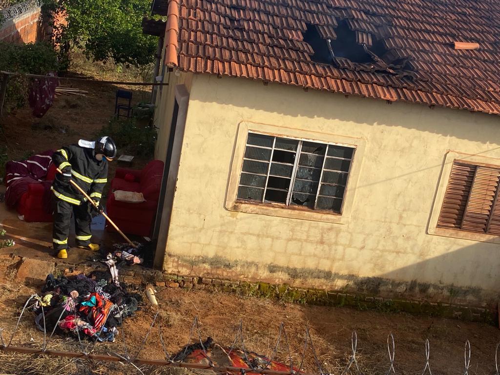 A mulher acionou o Corpo de Bombeiros, que posteriormente controlou a situação - Corpo de Bombeiros