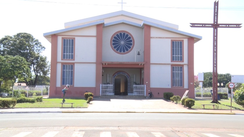 A confecção do tapete começa em frente a matriz da cidade e segue pela avenida Antônio Trajano até a Capela de Santo Antônio - Reprodução/TVC