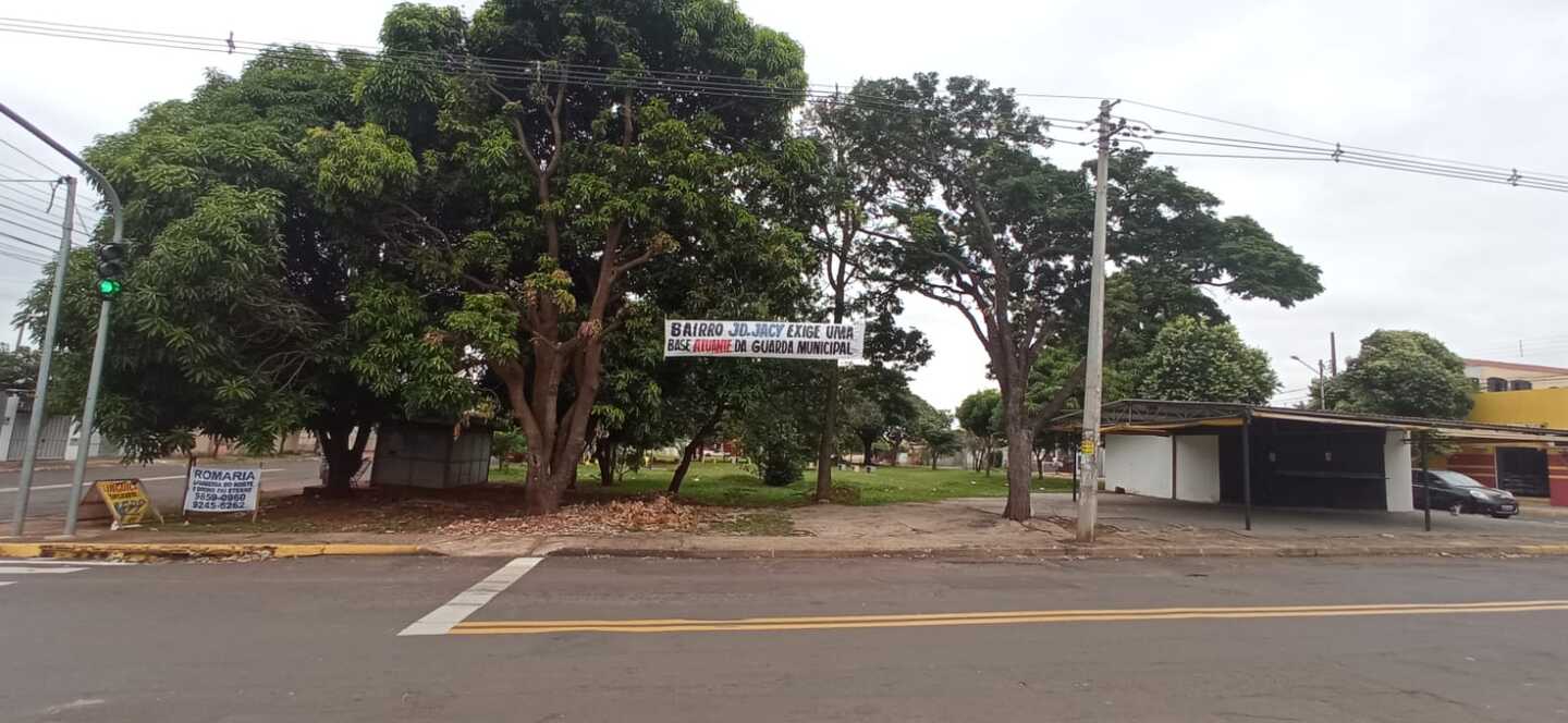 Os moradores espalharam faixas pelo bairro pedindo por medidas da gestão pública - Foto: Geliel Oliveira