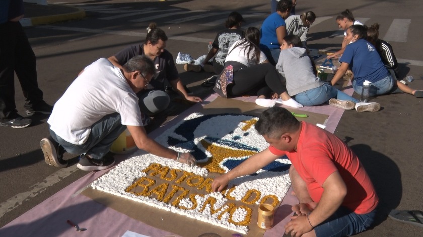 O tradicional tapete de cores foi confecciona na avenida Antônio Trajano dos Santos, com uma extensão de 600 metros - Reprodução/TVC