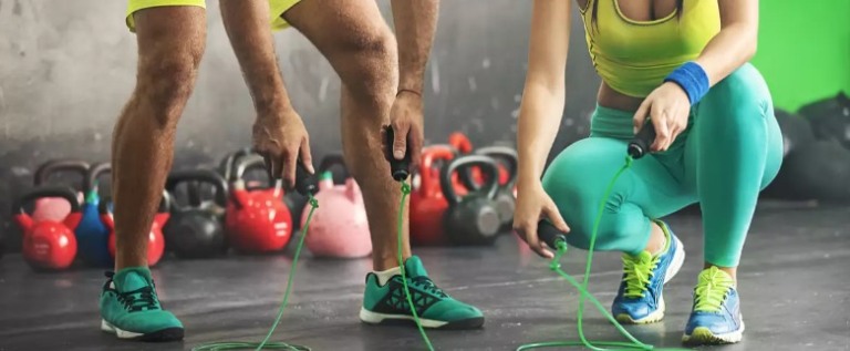 Entre os benefícios de pular corda está a tonificação dos músculos, melhora do equilíbrio, coordenação motora e agilidade - Foto: Reprodução