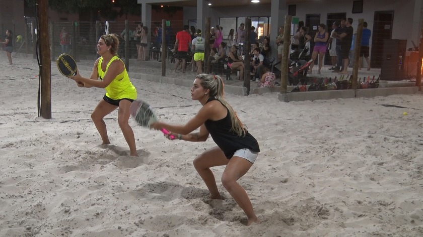 O beach tennis é o principal atrativo, mas a arena atende o vôlei de praia e o futevôlei - Reprodução/TVC