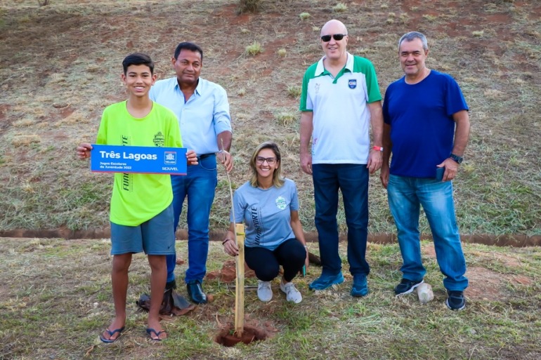 Foram mais 24 mudas de ipês amarelo, branco, roxo e rosa plantadas pelos atletas de voleibol e handebol. - Divulgação/Assessoria