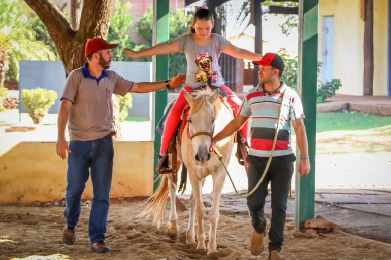 A equoterapia é um método terapêutico e educacional que utiliza cavalos para auxiliar pessoas com doenças neurológicas - Divulgação/Assessoria